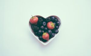 bol en forme de cœur avec des fraises